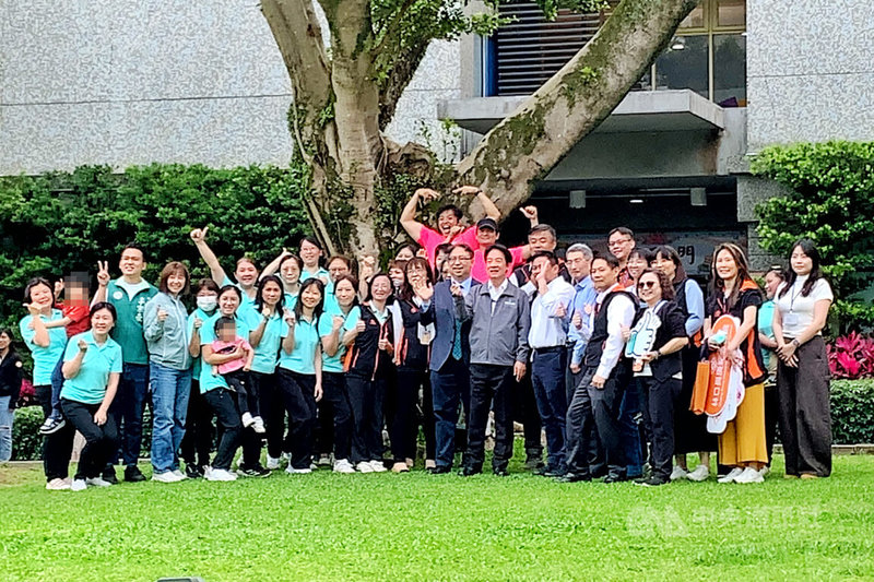 總統賴清德（前排右7）16日訪視林口長庚醫院附設幼兒園表示，少子女化已經成為國安問題，在他擔任行政院長時認為，政府有兩件事情是責無旁貸一定要做的，因此政府推出人工生殖補助計畫，以及0到6歲國家一起養。中央社記者吳睿騏桃園攝　115年4月16日