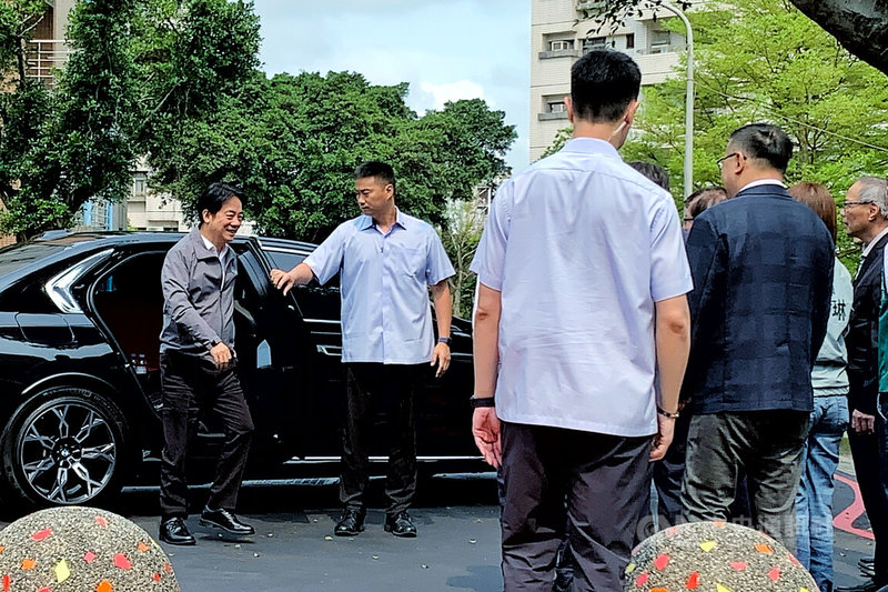 為推動「幸福職場、友善托育」政策，總統賴清德（左1）16日訪視林口長庚醫院附設幼兒園，他表示少子化已是國安問題，政府推出「0到6歲國家一起養」還不夠，將提出更完整政策解決國安問題。中央社記者吳睿騏桃園攝　115年4月16日