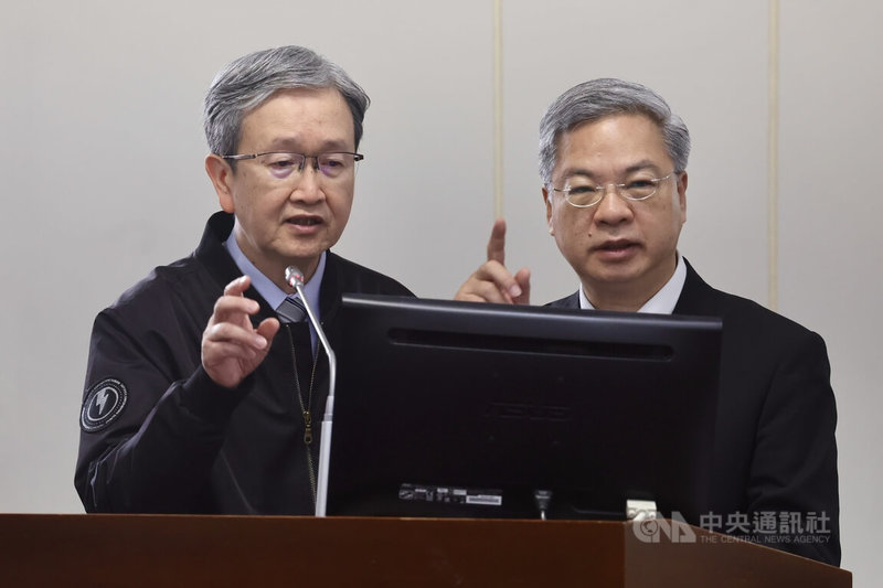 朝野立委憂心綠電目標20%難達成，經濟部長龔明鑫（右）16日答詢時坦言，因分子與分母持續變化，尤其分母增加太快，現在朝向達成再生能源裝置容量目標努力，滿足RE100企業需求。左為台電總經理王耀庭。中央社記者王飛華攝　115年4月16日