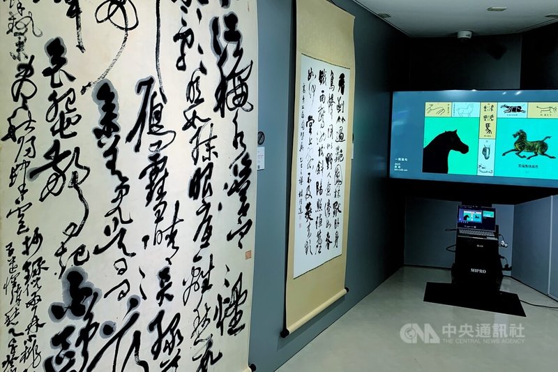 「2026桃園市美術家邀請展」機場展16日起在桃園國際機場舉行，桃園市文化局表示，期望讓東方藝術走向國門，也讓國際旅客感受桃園作為文化城市的藝術能量與美學底蘊。中央社記者吳睿騏桃園機場攝　115年4月16日