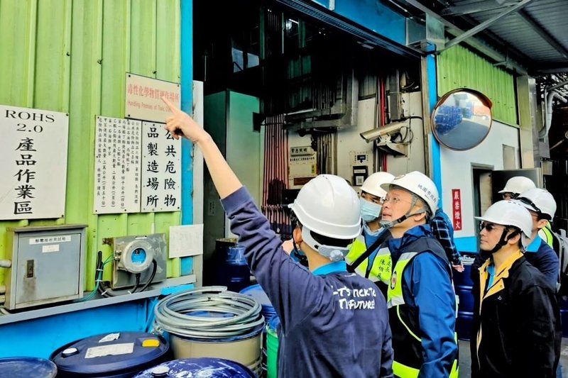 桃園市政府環保局16日表示，市府通過第3批高風險場所納管名單，首度將28家「非工廠倉儲物流業」納入，預計6月底前正式公告實施。象徵桃園防災治理正式由「生產端」擴展至「儲存端」，補強既有制度缺口。（桃園市環保局提供）中央社記者吳睿騏桃園傳真　115年4月16日