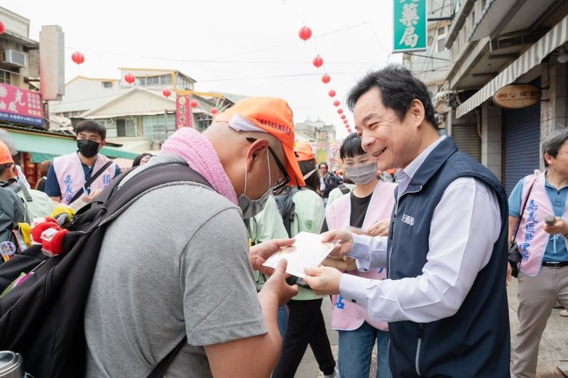苗栗通霄白沙屯拱天宮媽祖徒步進香，16日抵達雲林北港，交通部次長伍勝園（前右）特別快閃到場，發放限量台鐵燙金「勇」字紀念車票與「停讓保平安」舒緩貼布等隨緣品。（交通部提供）中央社記者黃巧雯傳真　115年4月16日