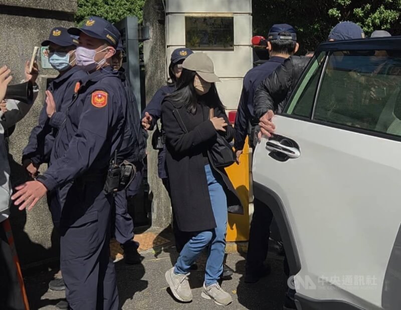 男童「剴剴」遭虐死案各界關注，圖為陳姓社工1月出庭後搭車離去。（中央社檔案照片）