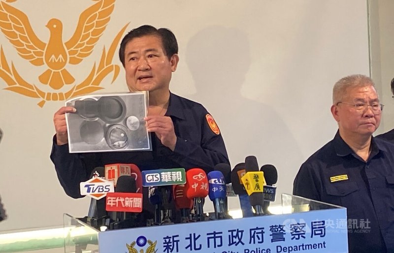 中國國民黨副主席李乾龍座車疑遭裝追蹤器，新北市警局副局長林武宏（左）16日在記者會出示李乾龍提供的疑似追蹤器裝置影本，並稱裝置已經丟棄，應遭垃圾車收走。中央社記者黃旭昇攝 115年4月16日