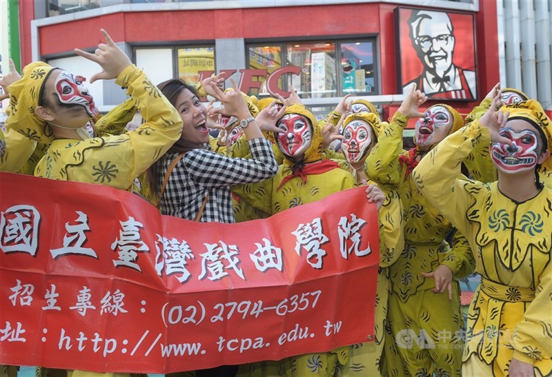 圖為國立台灣戲曲學院京劇學系學生過去在西門町 進行戲曲藝術上街京劇西門町快閃活動，學生們扮 演孫悟空，與一名觀光客合影。（中央社檔案照片）