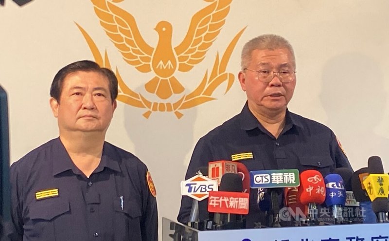 中國國民黨副主席李乾龍座車疑遭裝追蹤器，新北市警局長方仰寧（右）、副局長林武宏（左）16日舉行記者會，說明偵辦進度與態度。中央社記者黃旭昇攝 115年4月16日