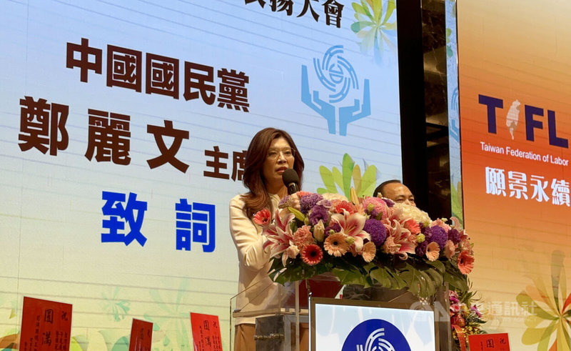 中國國民黨主席鄭麗文（左）16日到台中市清水區出席台灣總工會115年模範勞工表揚大會，致詞分享出訪中國的見聞。中央社記者趙麗妍攝　115年4月16日