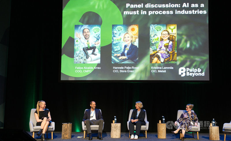 芬蘭舉辦的「紙漿與未來」(Pulp & Beyond)展舉行主題論壇,針對「AI 作為流程工業的必然趨勢」進行探討,分享數位轉型對林業發展的影響。中央社記者巫祈麟赫爾辛基攝 115年4月16日