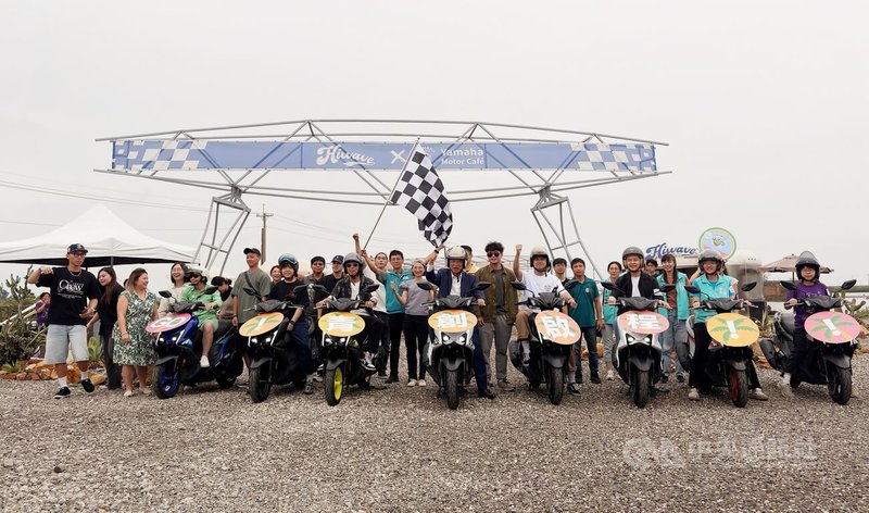 嘉義縣府推動「青創培力站」計畫，協助在地青年扎根創業，16日在布袋鎮海味咖啡舉辦新站點啟動活動；縣長翁章梁（前排右5）邀請要創業的青年參與青創培力站的活動。中央社記者蔡智明攝 115年4月16日