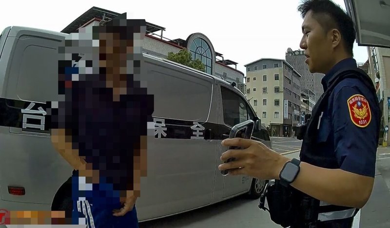 一名男子（左）15日下午在苗栗市持刀閒晃、神情恍惚，引起民眾恐慌，警方獲報隨即派遣優勢警力前往，將男子帶回派出所管束，因男子明顯精神狀況不穩，已由縣府心理健康中心協助送醫收置診斷。（警方提供）中央社記者管瑞平傳真　115年4月16日