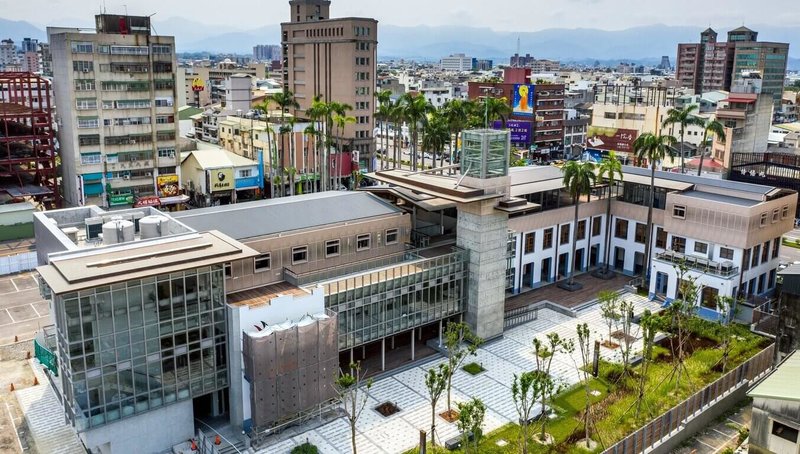 嘉義市歷史建築舊市公所修復工程，歷經7年規劃、整修後完工。建物保留歷史風貌，更融入嶄新設計理念，成為兼具文化與嘉義精神的新空間，將在完成招商委外經營後開放。（嘉義市政府提供）中央社記者黃國芳傳真　115年4月16日