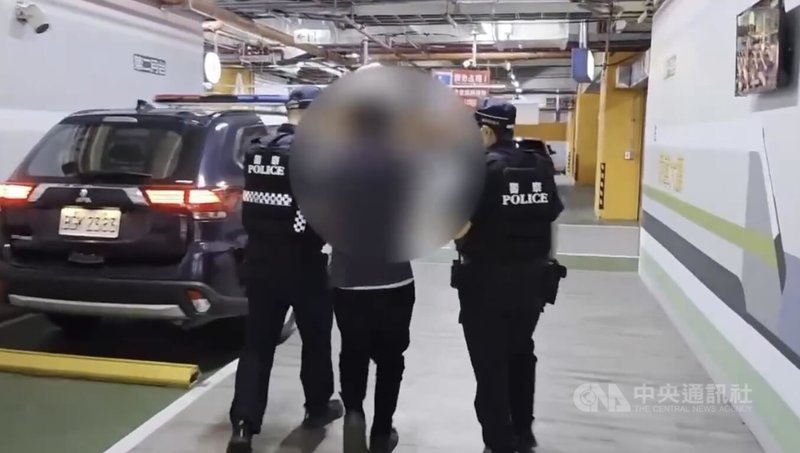 台鐵松山車站15日晚間有一名女性民眾突遭陌生男子揮拳挑釁，鐵警局獲報派員到場處理，火速逮捕涉案李姓男子（中），李男辯稱是遭女子擋路才出手。（翻攝照片）中央社記者黃麗芸傳真　115年4月16日