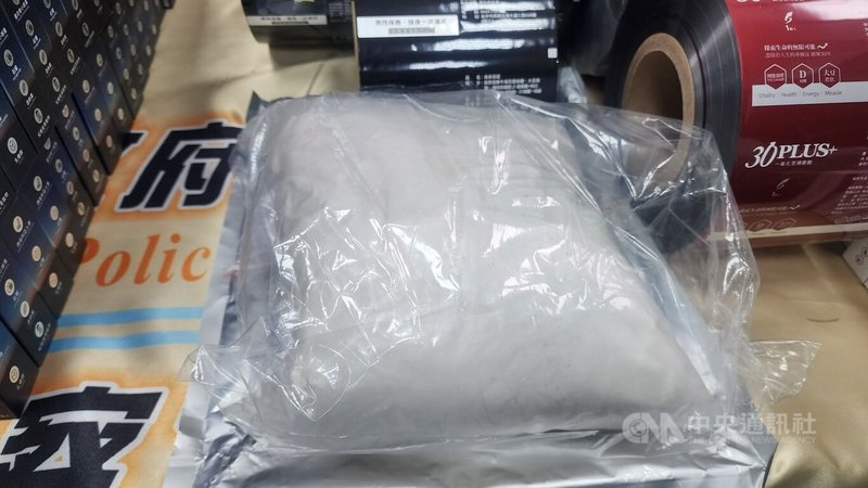 由網紅代言的「我弟很猛」等壯陽保健食品，遭檢警查出江姓主嫌自中國進口含類威而鋼成分，委託代工廠包裝販售，不法獲利逾8000萬元。中央社記者洪學廣攝　115年4月16日