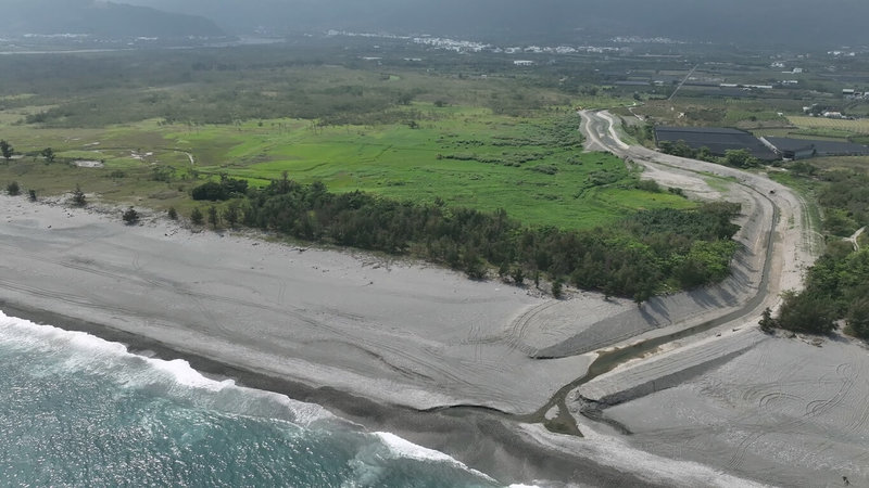 台東知本濕地主要水源射馬干大排，長年遇颱風豪雨易往農田淹水，台東縣政府完成排水改善工程，預計可有效改善約20公頃農地長期的積淹水與農損問題；此外，亦保留原有流入濕地的水路，維持生態廊道功能，兼顧野生動物棲息與通行需求。（台東縣政府提供）中央社記者盧太城台東傳真　115年4月16日