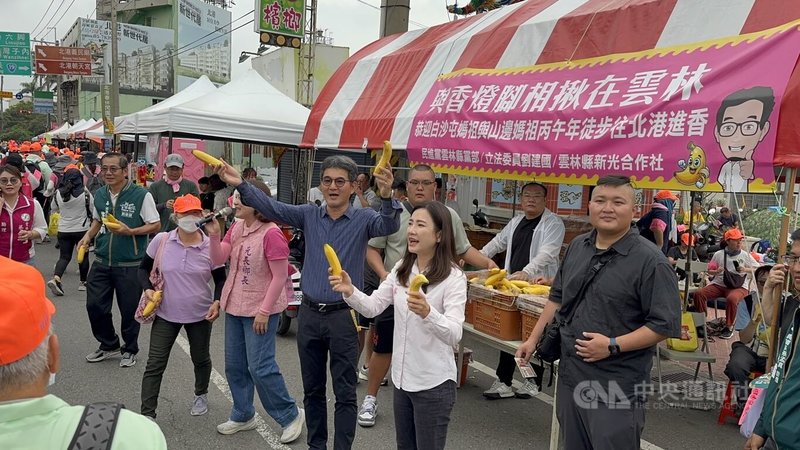 苗栗通霄白沙屯拱天宮媽祖徒步進香，16日上午抵達雲林縣北港鎮，民進黨立委劉建國（前右3）率黨公職人員在物資補給點分送香蕉。中央社記者姜宜菁攝  115年4月16日