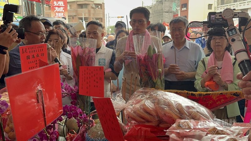 苗栗通霄白沙屯拱天宮媽祖徒步進香，16日上午抵達雲林縣北港鎮，民眾黨創黨主席柯文哲（前右2）、民眾黨主席黃國昌（前右3）等人到北辰派出所迎接媽祖鑾轎。中央社記者姜宜菁攝　115年4月16日