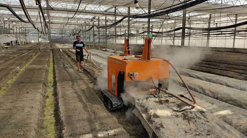 農業部台南區農業改良場新成功研發「自走式土壤蒸汽消毒機」，針對溫室、網式等人工設施栽培的作物，有效提升土壤管理，促進作物生長。（台南農改提供）中央社記者汪淑芬傳真  115年4月16日