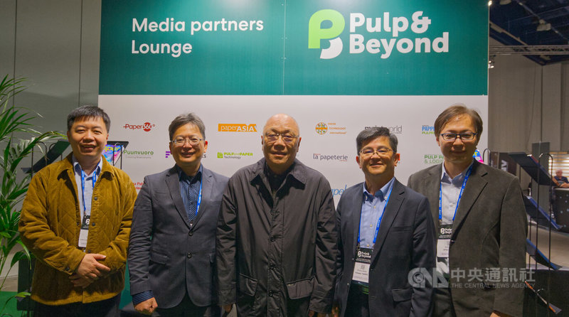 芬蘭「紙漿與未來」展(Pulp & Beyond),在赫爾辛基展覽暨會議中心(Messukeskus)舉行,吸引全球50個國家超過8000名業者參與,與會代表現場合影。中央社記者巫祈麟赫爾辛基攝 115年4月16日