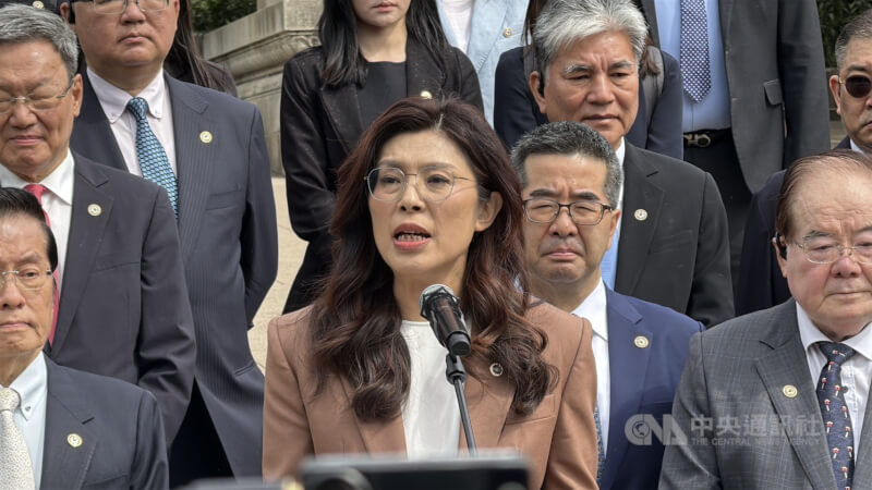 國民黨主席鄭麗文（前中）8日赴南京中山陵拜謁國父孫中山後發表公開談話。（中央社檔案照片）