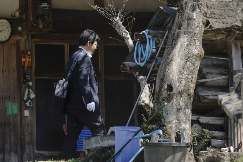 日本京都府南丹市11歲男童死亡，調查人員16日搜索37歲繼父安達優季的住處。（共同社）