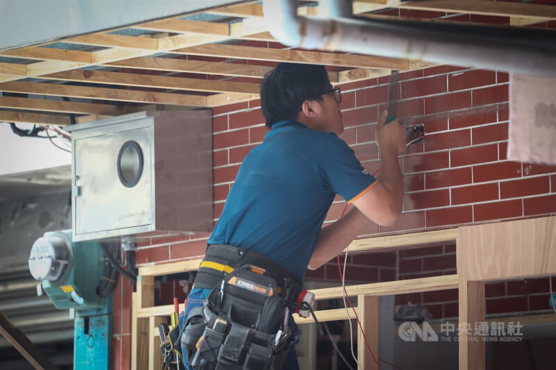 圖為台北市中山區裝潢業者工作情形。（中央社檔案照片）