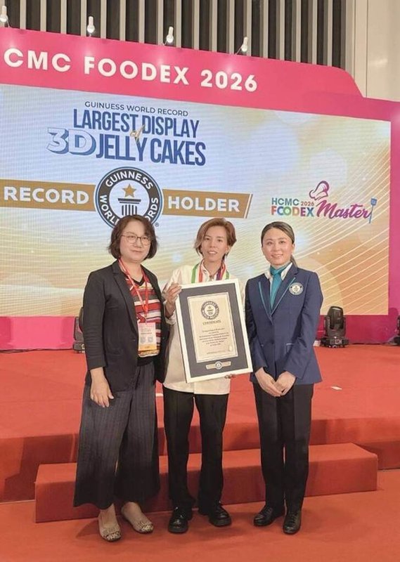 駐胡志明市辦事處王副處長金蘭(左)與國際果凍藝術發展協會理事長武芳草(中)在台灣團隊挑戰世界金氏紀錄成功後合影。(駐胡志明市辦事處提供)中央社記者曾婷瑄河內傳真 115年4月16日