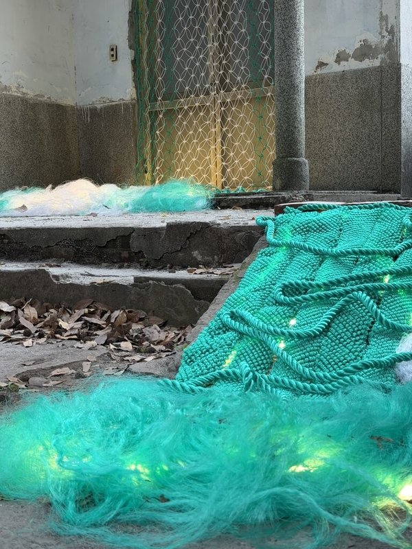 藝術家張晏慈參展「2026心村聚」活動，帶來裝置作品「如果海浪是離散，溫泉是撫慰」，以藍綠編織繩模擬海浪與泉水的流動，回應北投溫泉特色。（北投中心新村提供）中央社記者王寶兒傳真　115年4月16日