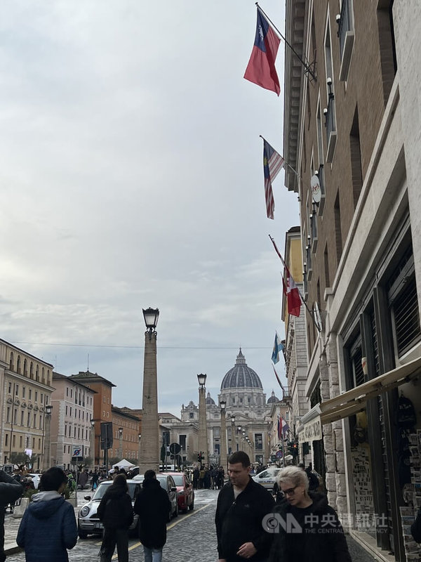 中國持續迫害國內天主教徒引起國際組織人權觀察關切，呼籲教宗良十四世重新審議梵中協議。圖為梵蒂岡聖伯多祿教堂與前方的協和大道。中央社記者黃雅詩梵蒂岡攝　115年4月16日