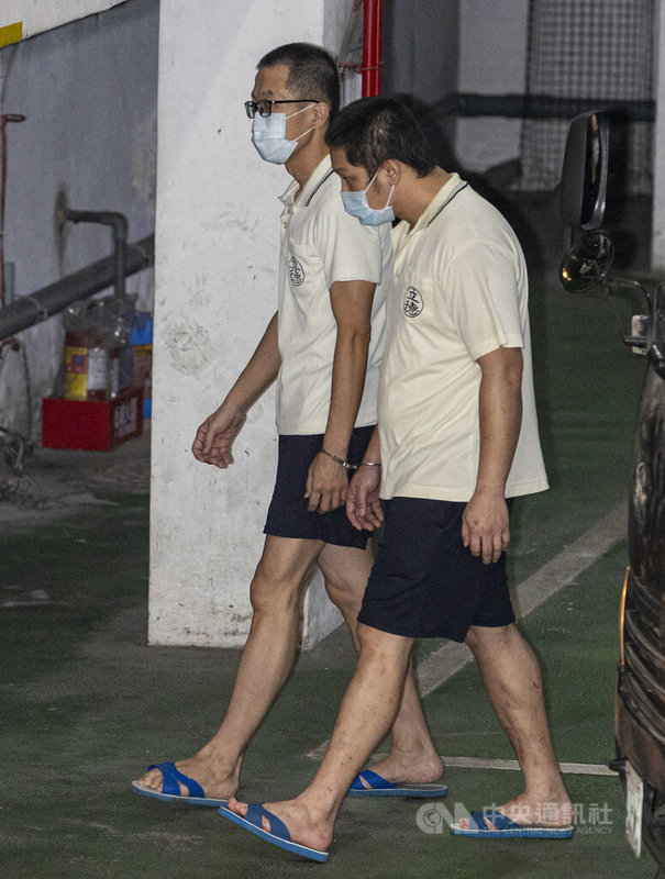 台北市信義警分局福德街派出所副所長李俊良涉協助富商鍾文智在判刑定讞後潛逃案，台北地檢署依違反個人資料保護法起訴鍾文智大帳房葉仲清（後），16日移送台北地方法院審理。中央社記者鄭清元攝　115年4月16日