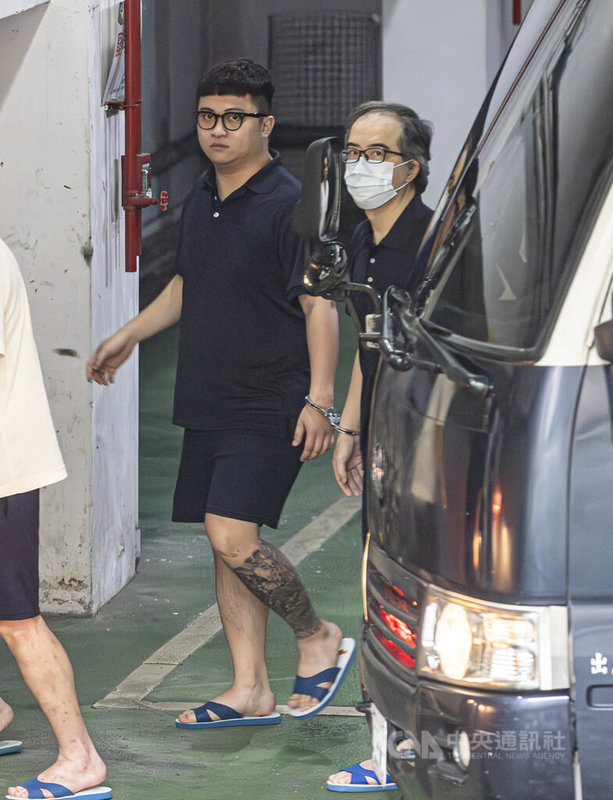 台北市信義警分局福德街派出所副所長李俊良（右）涉協助富商鍾文智於判刑定讞後潛逃，並偽造95次不實報到紀錄，遭台北地檢署依公務員違法圖利等罪起訴並求刑8年，16日移送台北地方法院審理。中央社記者鄭清元攝　115年4月16日