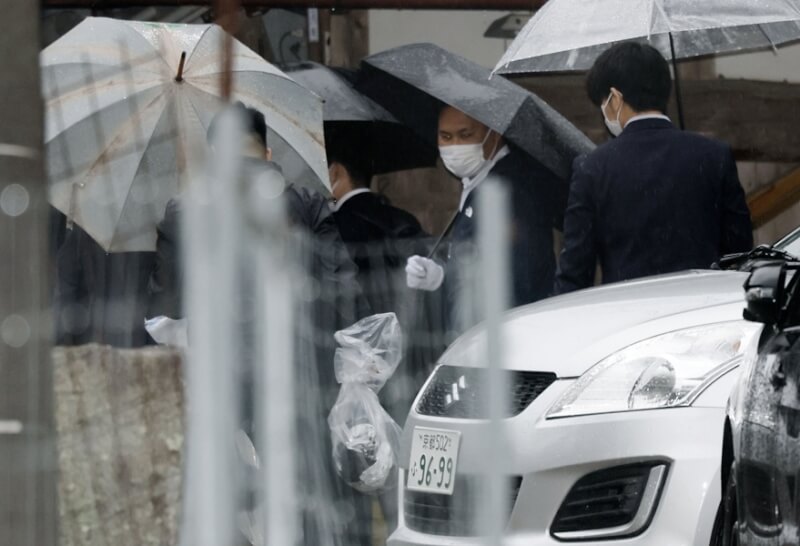 日本京都府南丹市發生11歲男童命案，警方15日在繼父安達優季住家附近搜索。（共同社）