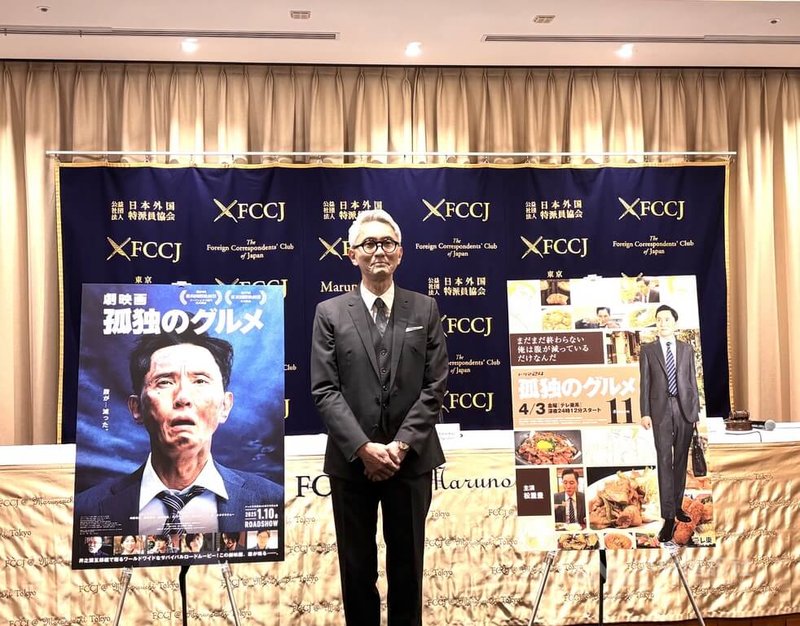 日本影星松重豐以「孤獨的美食家」五郎一角為人所知，他16日在日本外國特派員協會舉行記者會，被外媒問到如果要拍攝好萊塢版本，希望由誰飾演五郎，他表示，從原作畫風來看，「尼可拉斯凱吉很接近」，若被拒絕的話「喬治克魯尼也不錯。」中央社記者戴雅真東京攝 115年4月16日