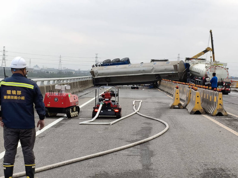台61線西濱快速公路彰化伸港路段，17日凌晨發生化學槽車交通事故致翻覆，目前雙向封閉；另現場疑有乙酸甲酯洩漏，出動消防機器人射水及安全防護。（民眾提供）中央社記者鄭維真傳真　115年4月17日