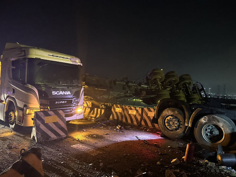 台61線西濱快速公路中彰大橋路段17日凌晨發生5車追撞事故，造成1輛化學槽車翻覆，3人受傷送醫，雙向車道封閉。（民眾提供）中央社記者鄭維真傳真　115年4月17日