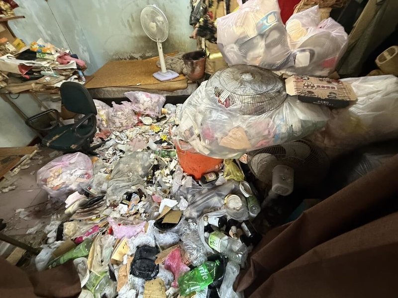 台南市北區文賢路一戶民宅內堆滿漫畫和雜物，經過溝通，屋主同意接受協助清理，2天時間清出2.5公噸垃圾。（台南市政府提供）中央社記者張榮祥台南傳真　115年4月17日