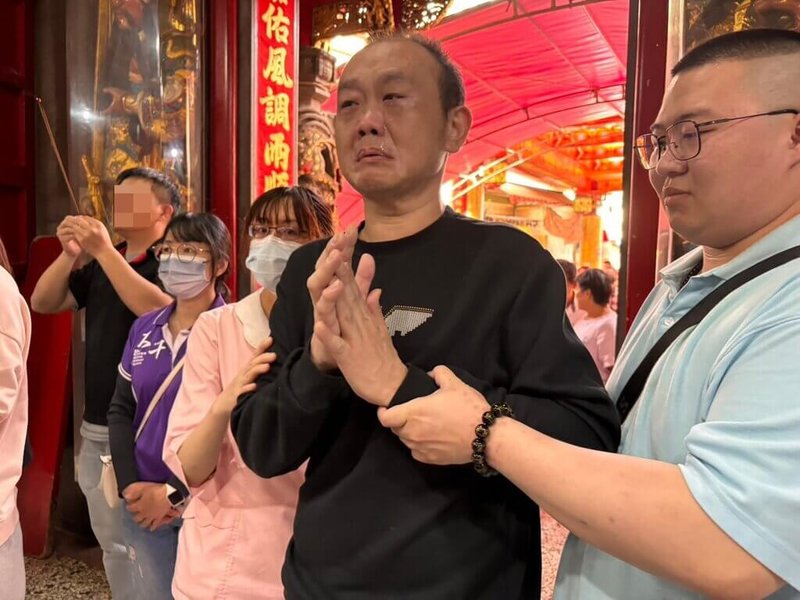 苗栗縣通霄鎮劉姓男子114年底突然中風、臥床，憑藉對媽祖信仰努力復健，趕在白沙屯媽祖進香出發前走進拱天宮參拜，當雙手合十那刻，不禁潸然淚下。（大千醫療南勢護理之家提供）中央社記者管瑞平傳真　115年4月17日