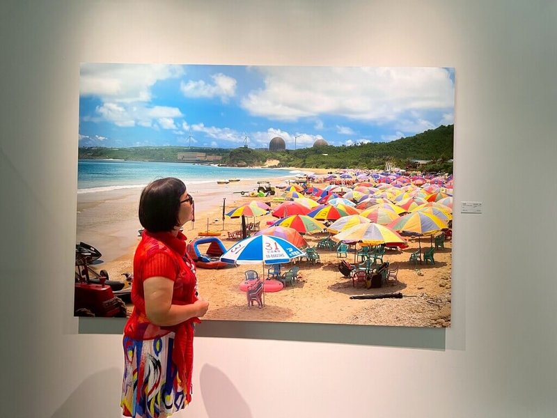 屏東縣立美術館「屏美放閃」藝術教育系列活動持續展開，17日舉行工作坊「穿出我的屏美Style」，學員透過觀察畫作中的色彩與線條，穿上自己重新詮釋的服裝，開啟藝術與身體對話。（屏東縣政府提供）中央社記者李卉婷傳真 115年4月17日