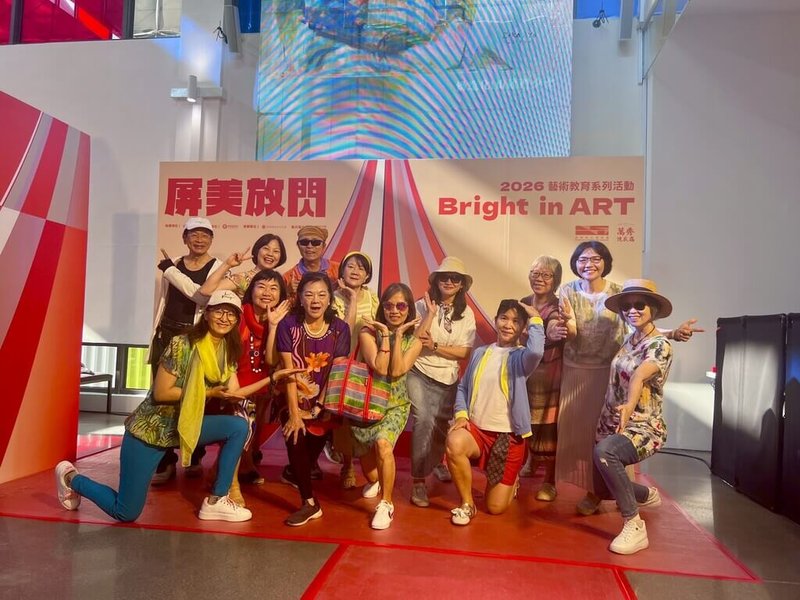 屏東縣立美術館17日舉行藝術教育系列活動「穿出我的屏美Style」，學員將畫作中的色彩、線條與氛圍轉化為穿搭語言，讓美術館瞬間化身伸展台。（屏東縣政府提供）中央社記者李卉婷傳真 115年4月17日