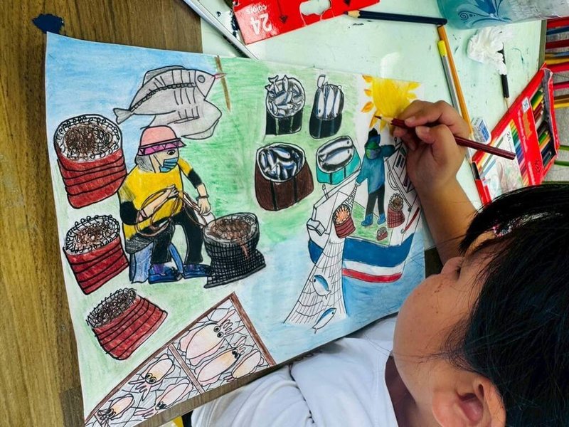 澎湖風櫃國小學生顏芷葳細膩描繪在地漁村生活，將在烈日下整理漁網、曬小管，以及漁民出海捕魚的辛勞景象生動呈現，於第21屆「我的家園」國際繪畫比賽，奪得三等獎。（澎湖縣政府提供）中央社　115年4月17日