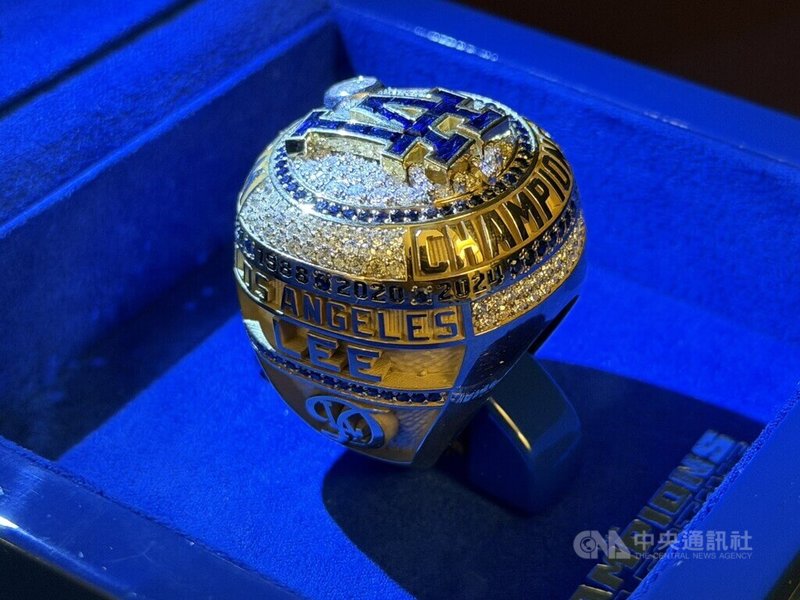 美國職棒洛杉磯道奇隊連2年奪世界大賽冠軍，送小聯盟教練、職員一人一枚冠軍戒指，圖為台灣球員柯敬賢的翻譯麥可的冠軍戒指，上面刻有他的姓氏李。中央社記者林宏翰洛杉磯攝　115年4月17日