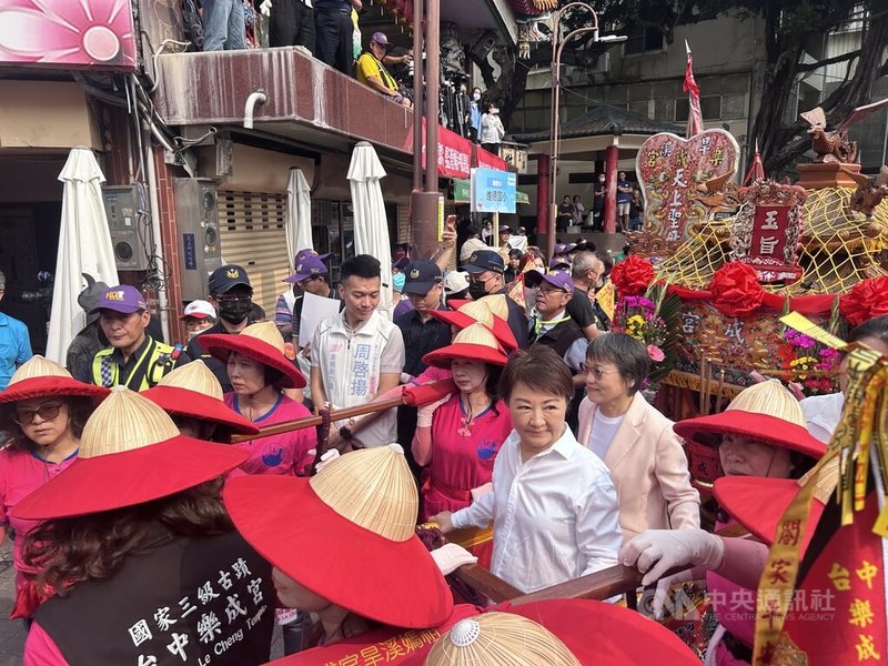 台中樂成宮旱溪媽祖遶境十八庄活動17日上午起駕，內政部長劉世芳（後）、台中市長盧秀燕（前）都到場，行五獻禮祝禱，恭請媽祖移駕上轎安座，也幫忙扶轎，盼媽祖庇佑參加活動的民眾。中央社記者吳哲豪攝　115年4月17日