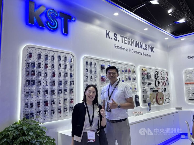 健和興副總經理陳昌岳16日於海防工業展表示，該公司在越南有許多大型工程客戶，也向最大汽車製造商VinFast供貨，高品質獲肯定。貿協河內辦公室主任施懿恬（左）與陳昌岳（右）合影。中央社記者曾婷瑄海防攝　115年4月17日