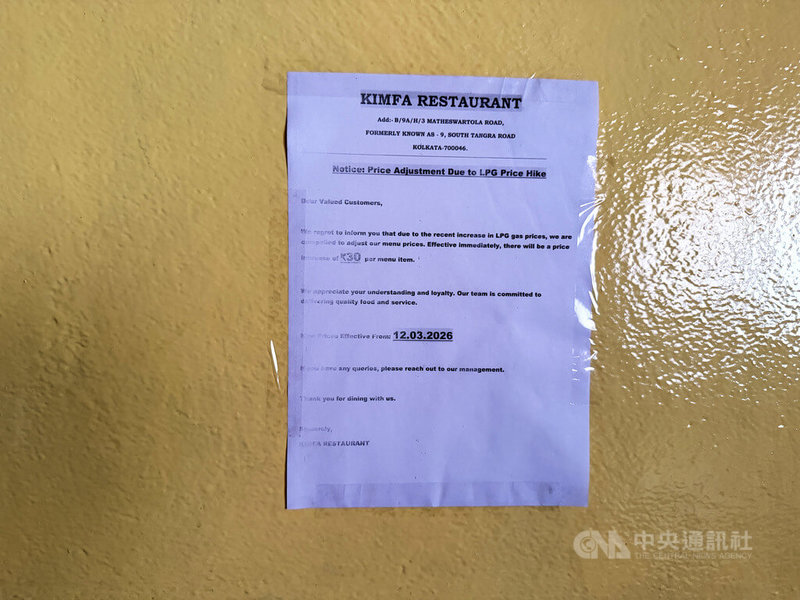 中東戰爭導致全球能源短缺，印度液化石油氣價格跟著飆漲，部分餐廳只能漲價因應。圖為印度某餐廳貼出告示，全品項皆需依菜單標價加價。中央社記者李晉緯新德里攝　115年4月17日