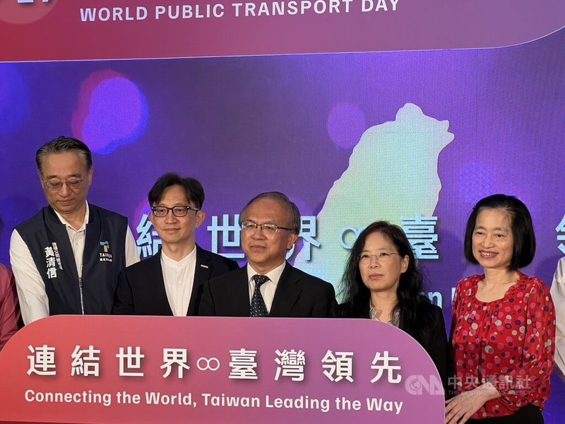 響應國際公共運輸協會（UITP）訂17日為「世界公共運輸日」，交通部運輸研究所辦記者會，交通部次長陳彥伯（中）表示，推動公共運輸是為解決交通壅塞，更是淨零轉型重要工具與關鍵行動。中央社記者黃巧雯攝　115年4月17日
