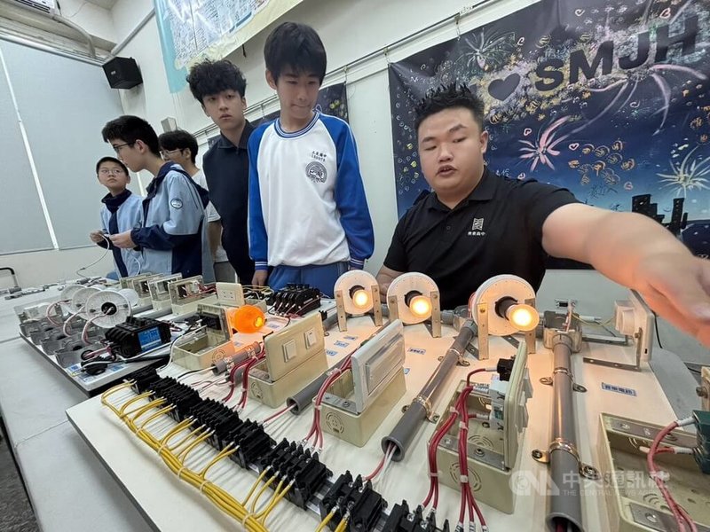 新竹市三民國中17日舉辦「跨世代技能傳承水電」社區工作坊宣傳活動，此次課程結合東泰高中等師資，內容涵蓋電線接續及基本迴路檢測等實務操作，讓參加者學會相關技能。中央社記者郭宣彣攝　115年4月17日