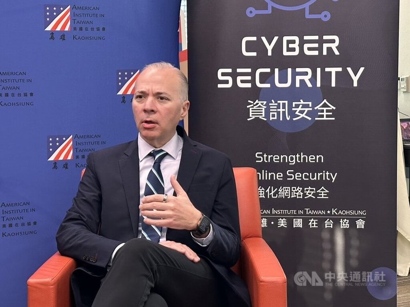 美國資安專家克利斯坦森（Guillermo Christensen）近日受邀訪台分享資訊安全重要性，17日到高雄市政府進行桌上兵推，探討面對網路威脅持續升溫，政府該如何提早應對做準備。中央社記者林巧璉攝　115年4月17日