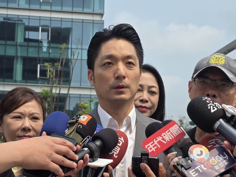 台北翡翠水庫將推動取得水力綠電憑證後賣電，台北市長蔣萬安（前）17日受訪表示，這是監察院認為台灣電力股份有限公司向翡翠水庫收購電費率偏低，台北翡翠水庫管理局才有應對措施，確保市民福祉。中央社記者陳昱婷攝　115年4月17日