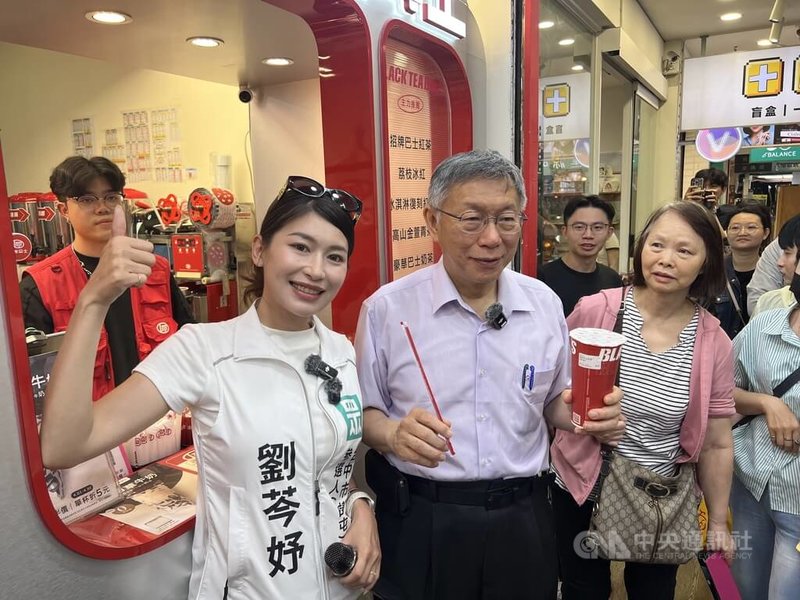 台灣民眾黨創黨主席柯文哲（前中）17日晚間前往台中市西屯區逢甲夜市，陪同民眾黨台中市議員參選人劉芩妤（前左）拜票，還買了杯紅茶品嚐。中央社記者郝雪卿攝　115年4月17日