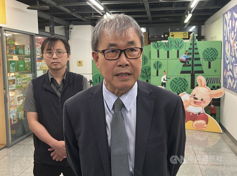 立法院17日三讀通過教師法修正條文，設置冤案補償條款。教育部長鄭英耀（前）出席「信誼幼兒文學獎」頒獎典禮前接受媒體聯訪表示，修法後能讓老師更安心投入教學。中央社記者陳至中台北攝　115年4月17日