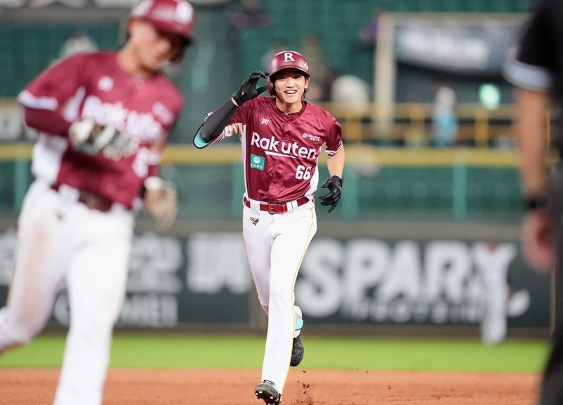 中華職棒樂天桃猿隊20歲新秀何品室融（中）17日例行賽迎戰台鋼雄鷹隊，生涯首轟出爐就是一發滿貫砲，也寫下中職最年輕紀錄。（樂天桃猿隊提供）中央社記者蘇志畬傳真　115年4月17日